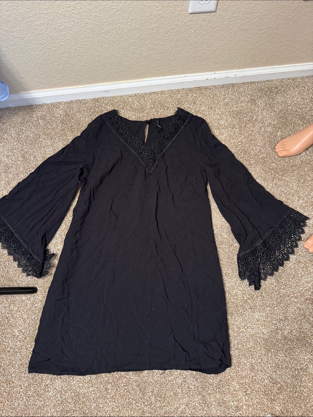 Peppermint Black Lace-Trim Bell Sleeve shift Dress Boho Crochet Lace V Neck SZ L - Picture 2 of 7